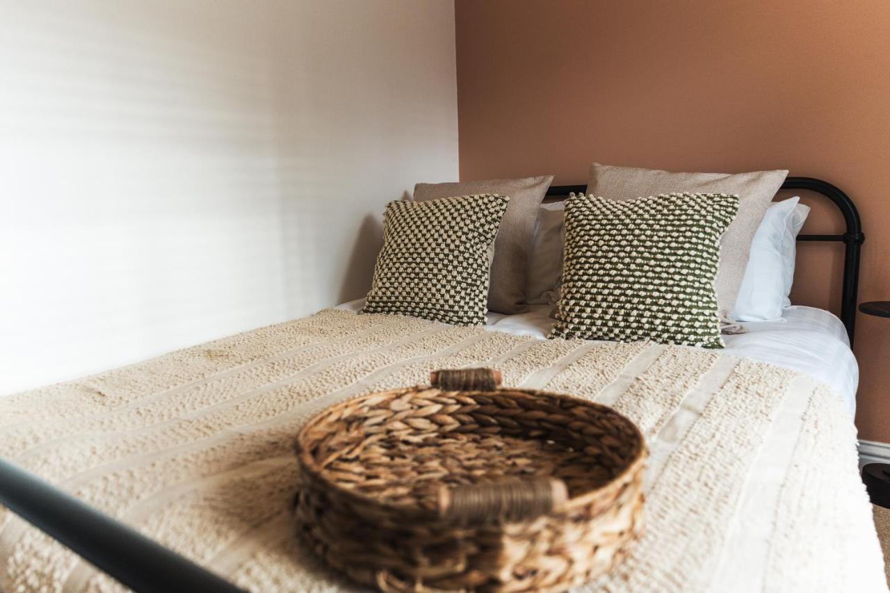 Wych Cottage, Striking 2 Bed, Parking, Ground Floor Flat - Step Free Самъртън Екстериор снимка