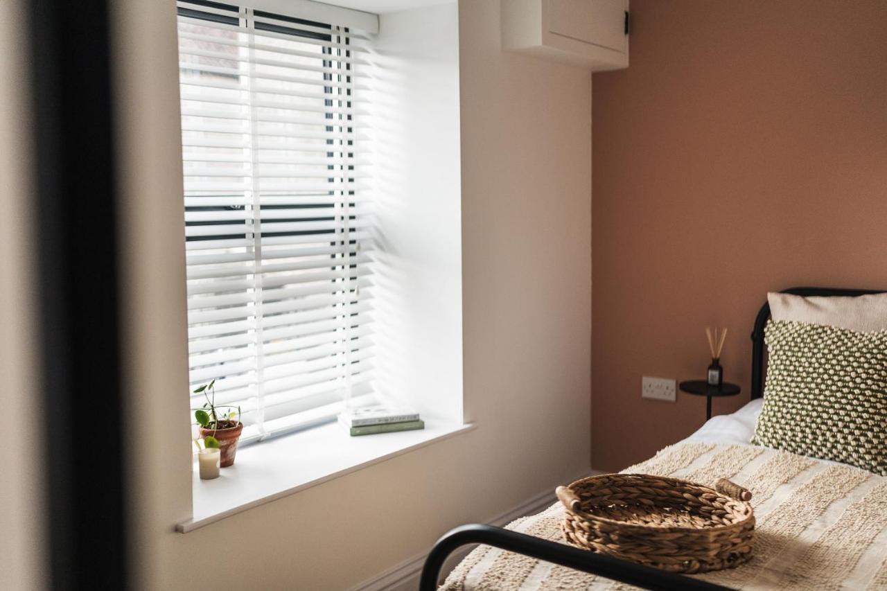 Wych Cottage, Striking 2 Bed, Parking, Ground Floor Flat - Step Free Самъртън Екстериор снимка