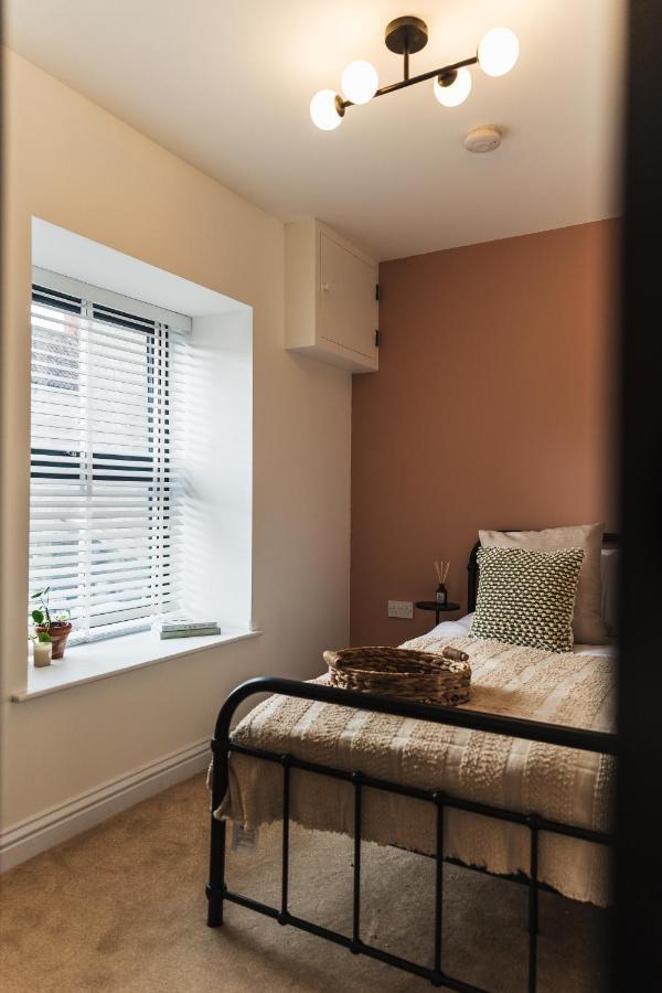 Wych Cottage, Striking 2 Bed, Parking, Ground Floor Flat - Step Free Самъртън Екстериор снимка
